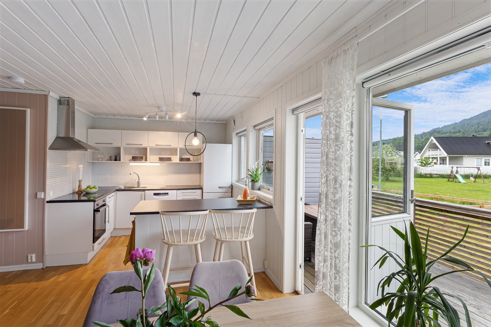 Vinduene med 2-lags glass slipper inn godt med dagslys. Galleribilde