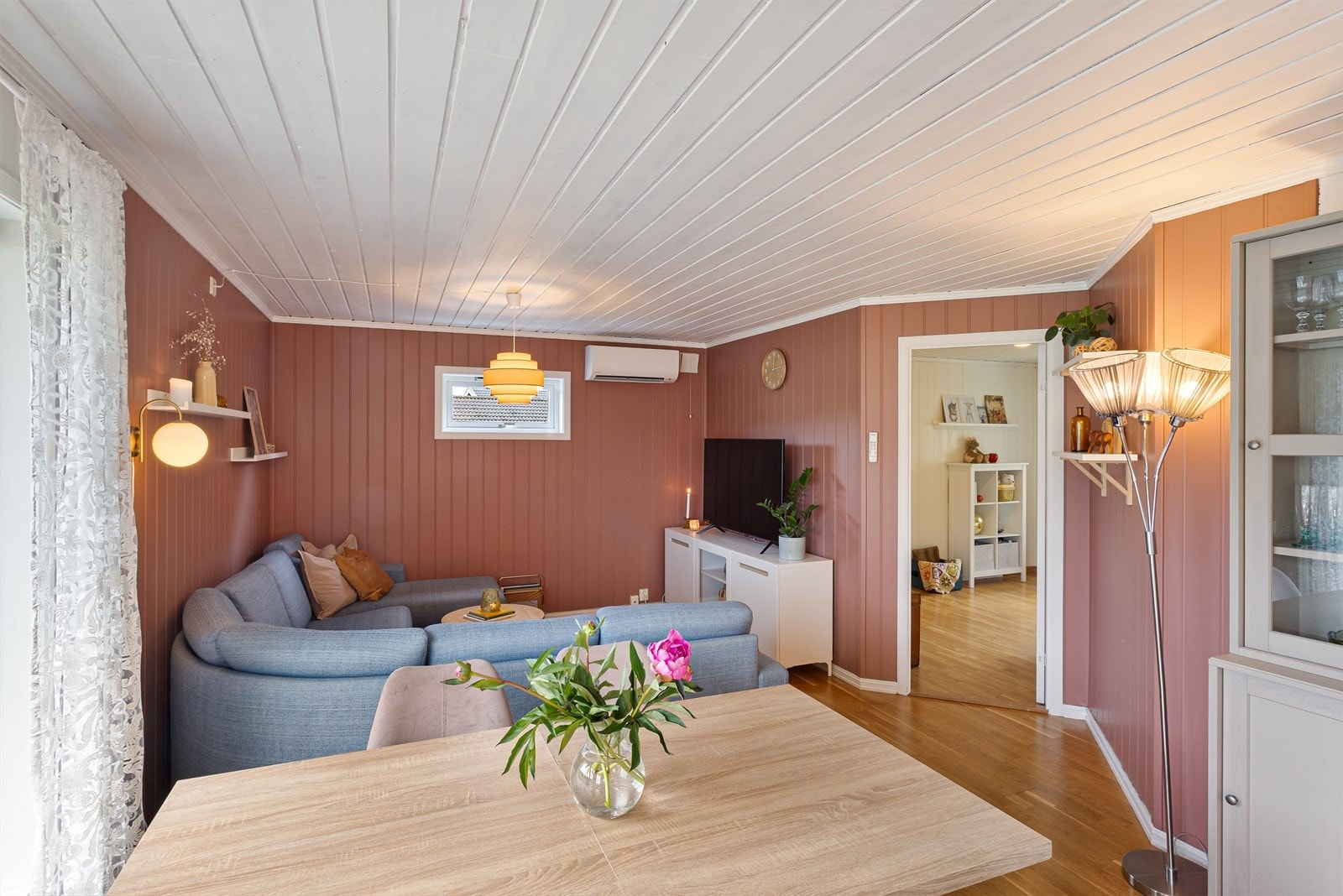 Stuen er malt i en fin og tidsriktig fargetone. Galleribilde