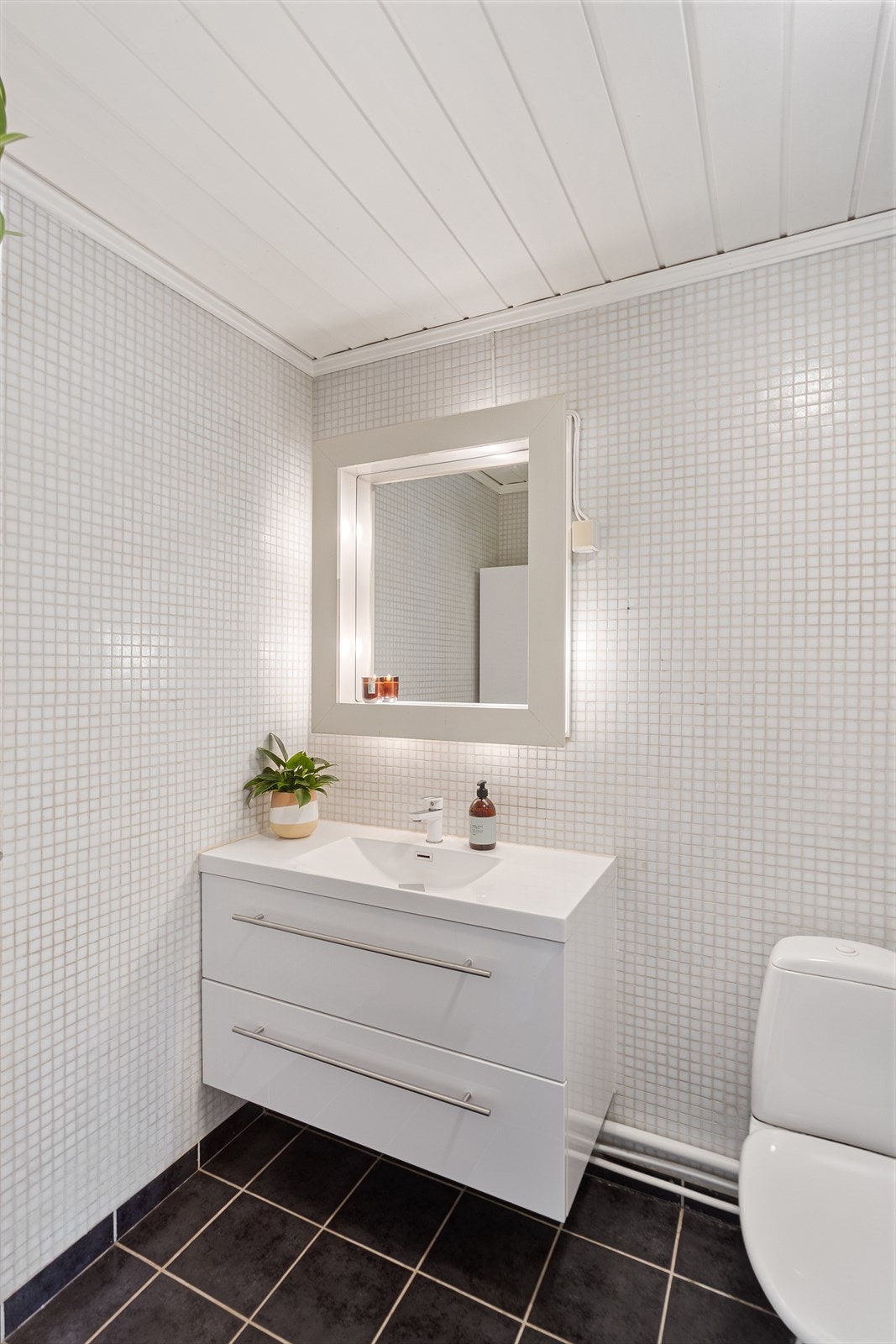 Badet har flislagte overflater på gulv og vegger, og er utstyrt med gulvvarme. Galleribilde