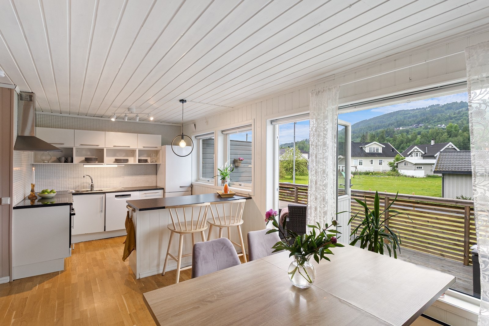 Fra stue- og kjøkkenområdet er det direkte utgang til en veranda på 15 m². Galleribilde