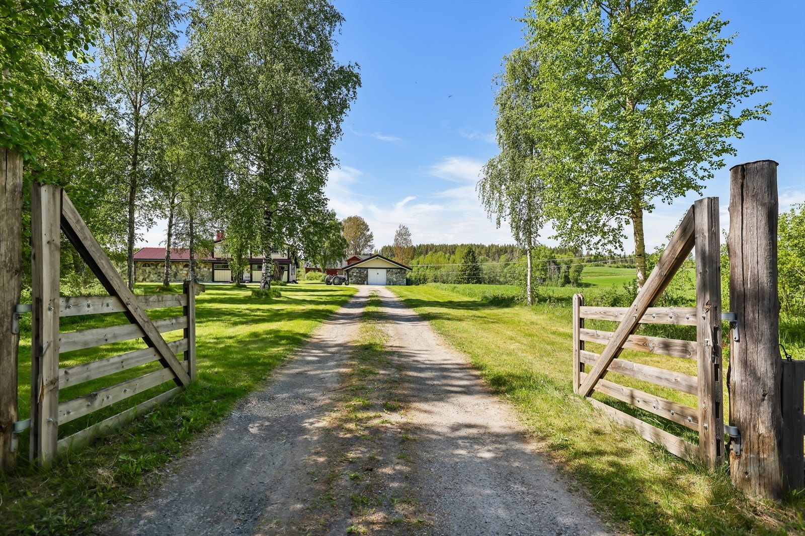 Eiendommen ligger landlig og skjermet til, med gruset innkjøring og gårdsplass. Galleribilde