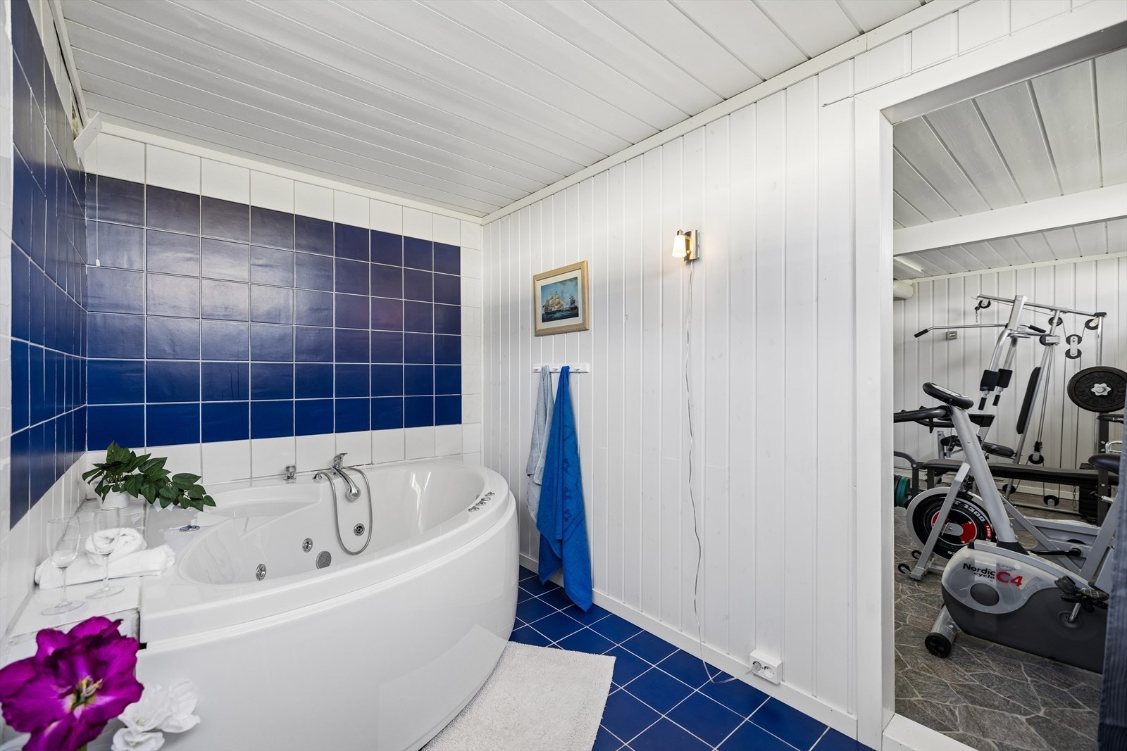 Eget rom med hjørnebadekar og flislagte overflater. Ny varmtvannsbereder til boblebadet ble installert i 2020. Galleribilde