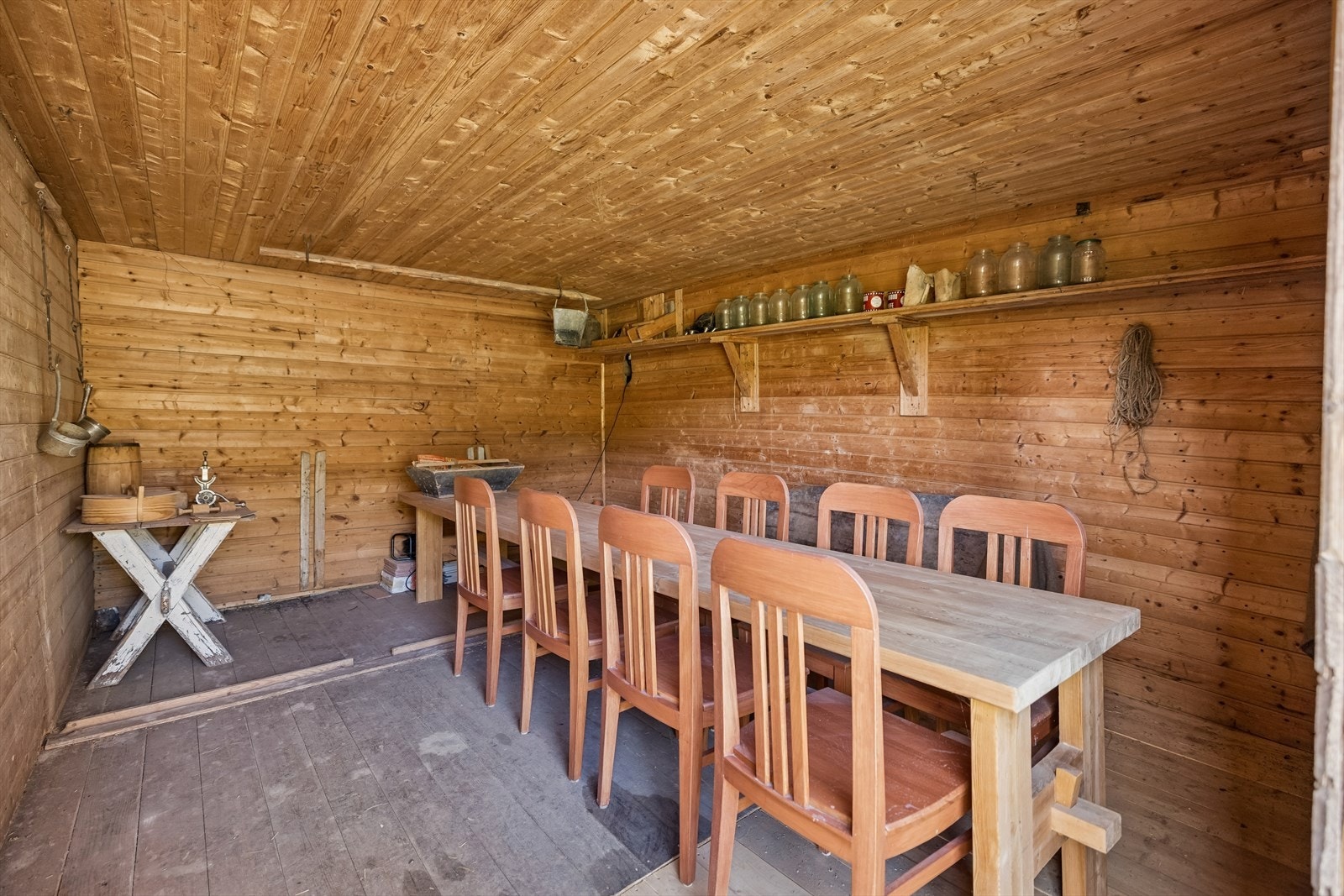 Et annet av de mange rommene med lagringsmuligheter på eiendommen. Galleribilde