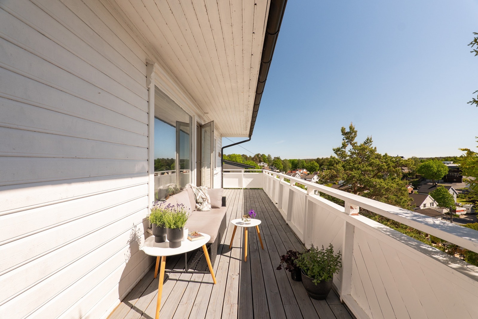Sommerstid fyller solen altanen fra grytidlig morgen frem til midt på dagen. Galleribilde