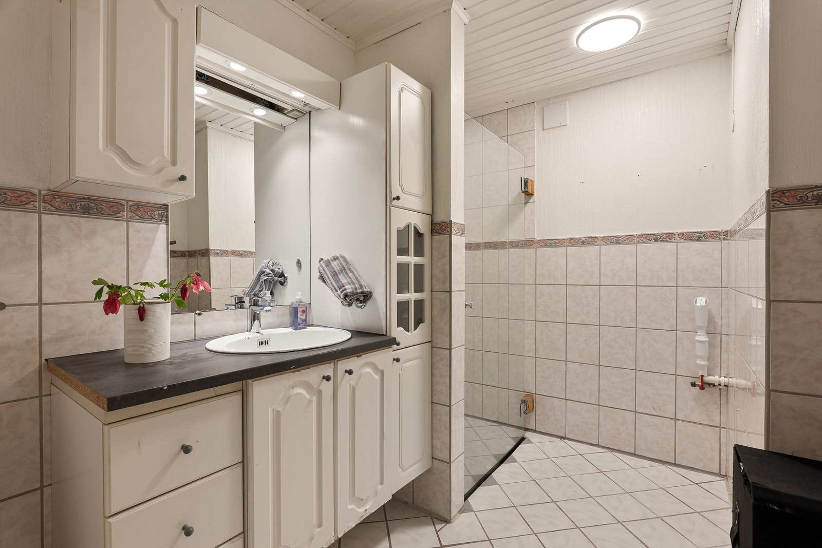Badet i første etasje har i senere år vært benyttet som toalettrom da overflatene ikke bør eksponeres for vann. Nytt bad ble etablert i kjelleren i 2022. Galleribilde