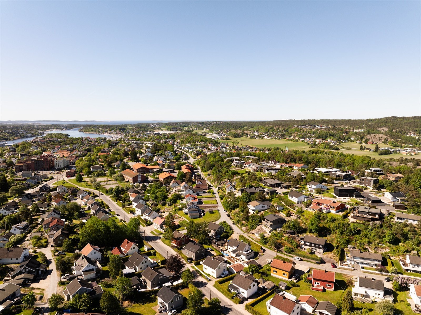 Boligens beliggenhet er meget sentral i Gressvik-sammenheng. Ungdomsskole ligger i umiddelbar nærhet, barneskole er en kort rusletur unna. Galleribilde