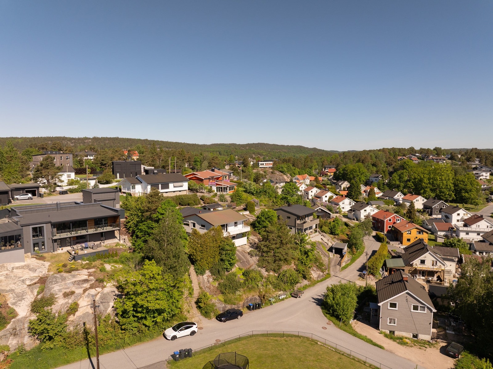 Adkomst til boligen skjer på trapp fra terrenget nedenfor. Det er ikke anlagt biloppstillingsplass på tomten. Gateparkering skjer etter områdets bestemmelser. Galleribilde