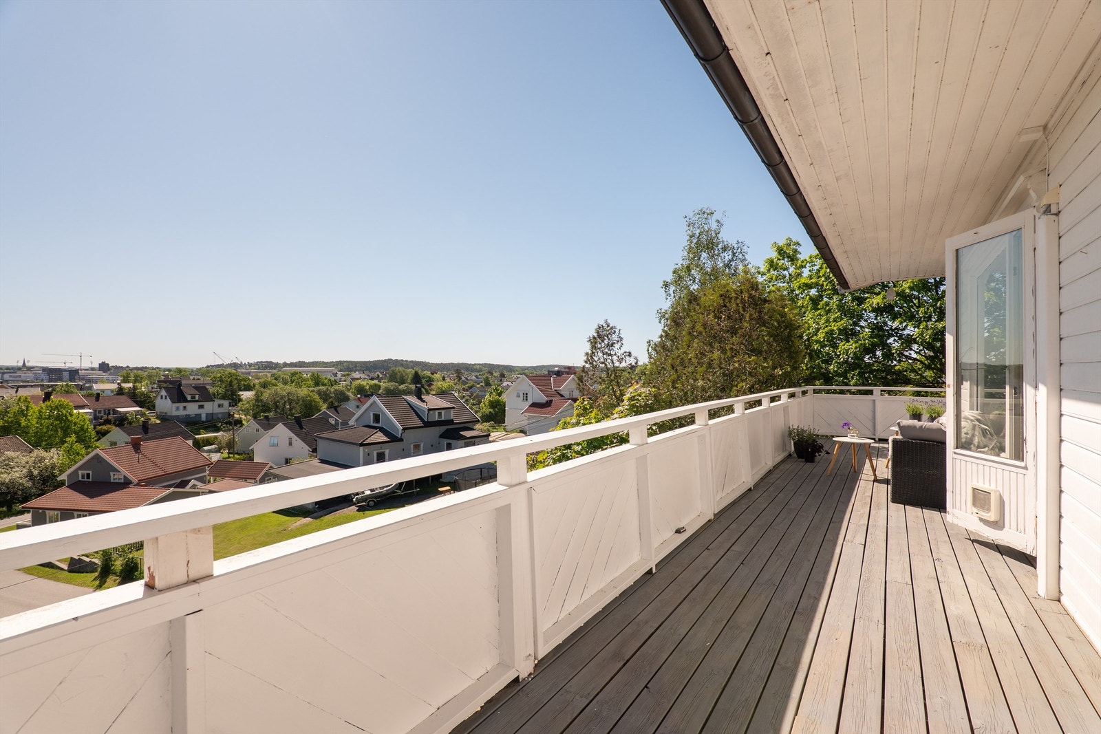 På den østvendte altanen er det tett på 180 grader vi utsikt fra Kråkerøy i sør til toppene i Fredrikstadmarka i nordøst. Galleribilde
