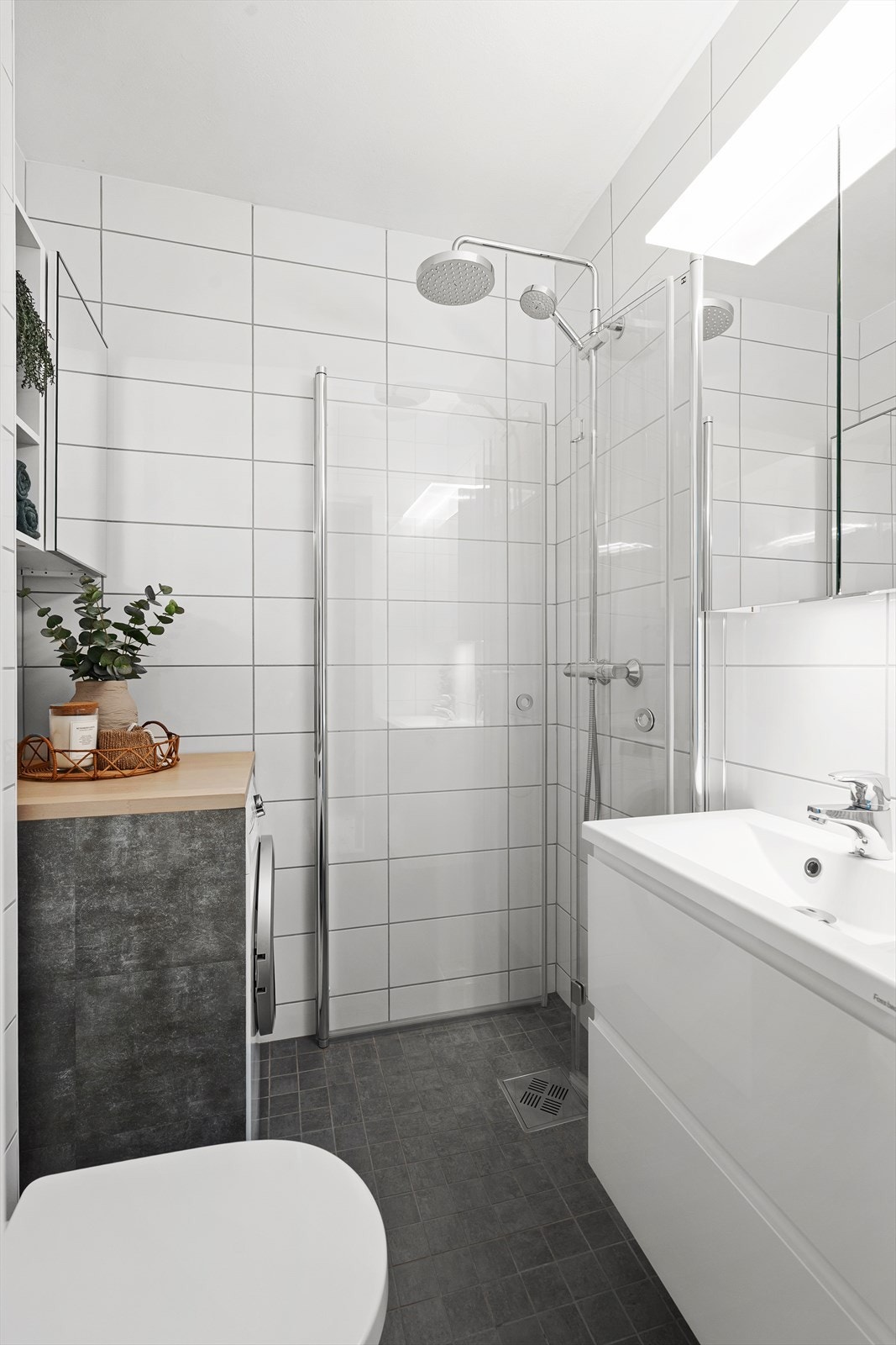 Badet er lekkert oppusset i 2017 av fagfolk ved Bademiljø Olto VVS. De stod for alt arbeidet og det ble lagt nye varmekabler og fliser mm. Galleribilde