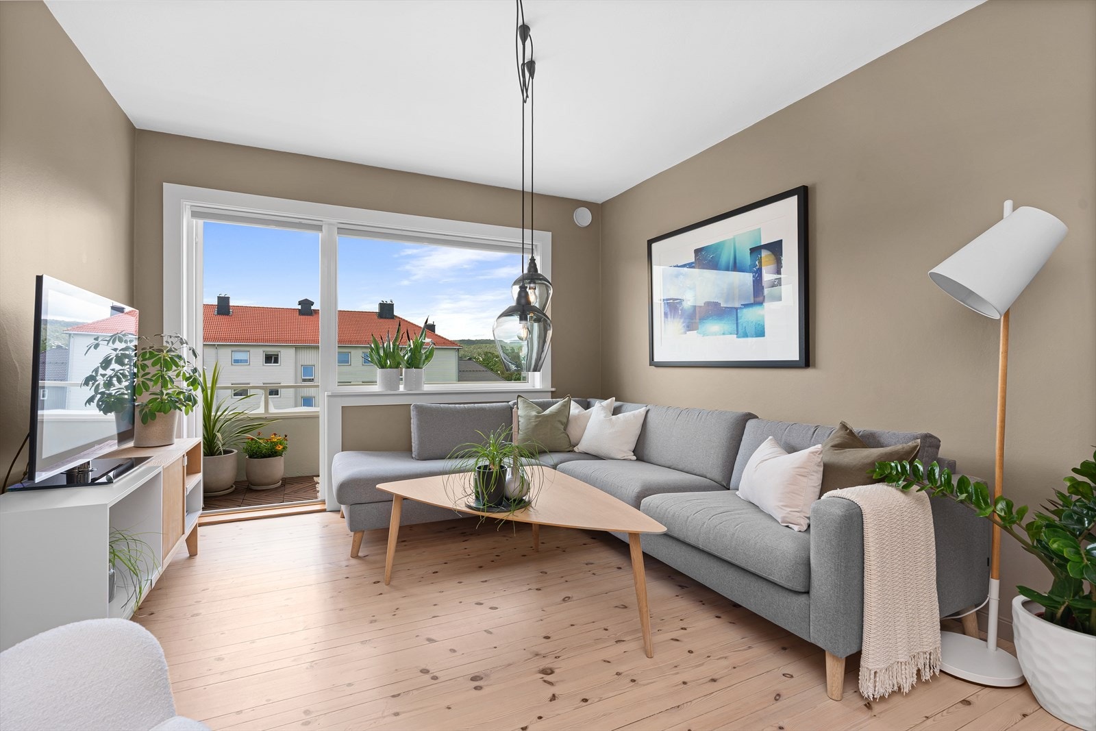 Store vindusflater i stuen gir rikelig med naturlig dagslys inn i stuen. Her sitter du helt for deg selv, uten innsyn fra andre. Galleribilde