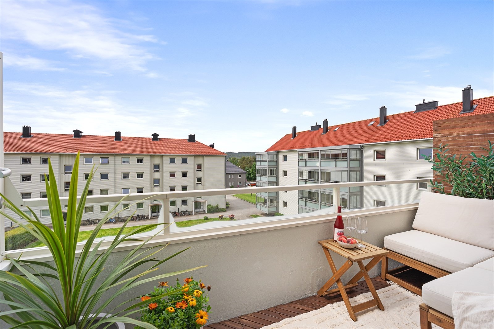 På leilighetens balkong sitter du høyt og fritt! Nåværende eier har nylig malt muren på balkongen, og satt opp nytt dekke på gulvet. Det er også satt opp levegg som skjermer mot nabo. Galleribilde