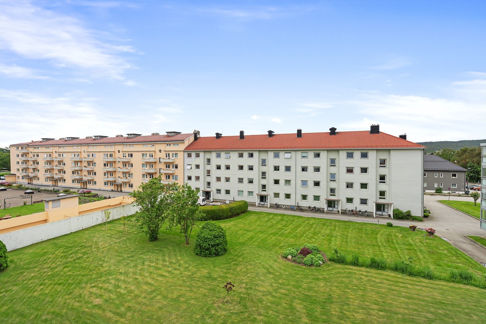 Leiligheten har en fri utsikt utover nabolaget med de beste solforhold! På leilighetens balkong har du ettermiddags- og kveldssolen helt til den går ned. Du har også oversikt over borettslagets grønne fellesområde. Galleribilde