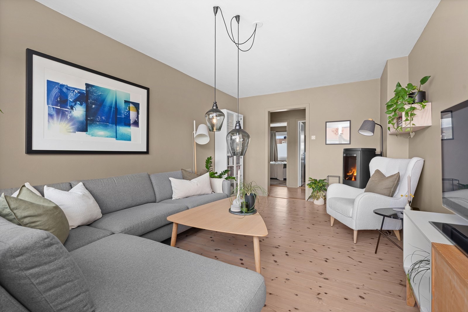 Leiligheten har en praktisk planløsning med stue, entre/mellomgang, bad, kjøkken og soverom. Galleribilde