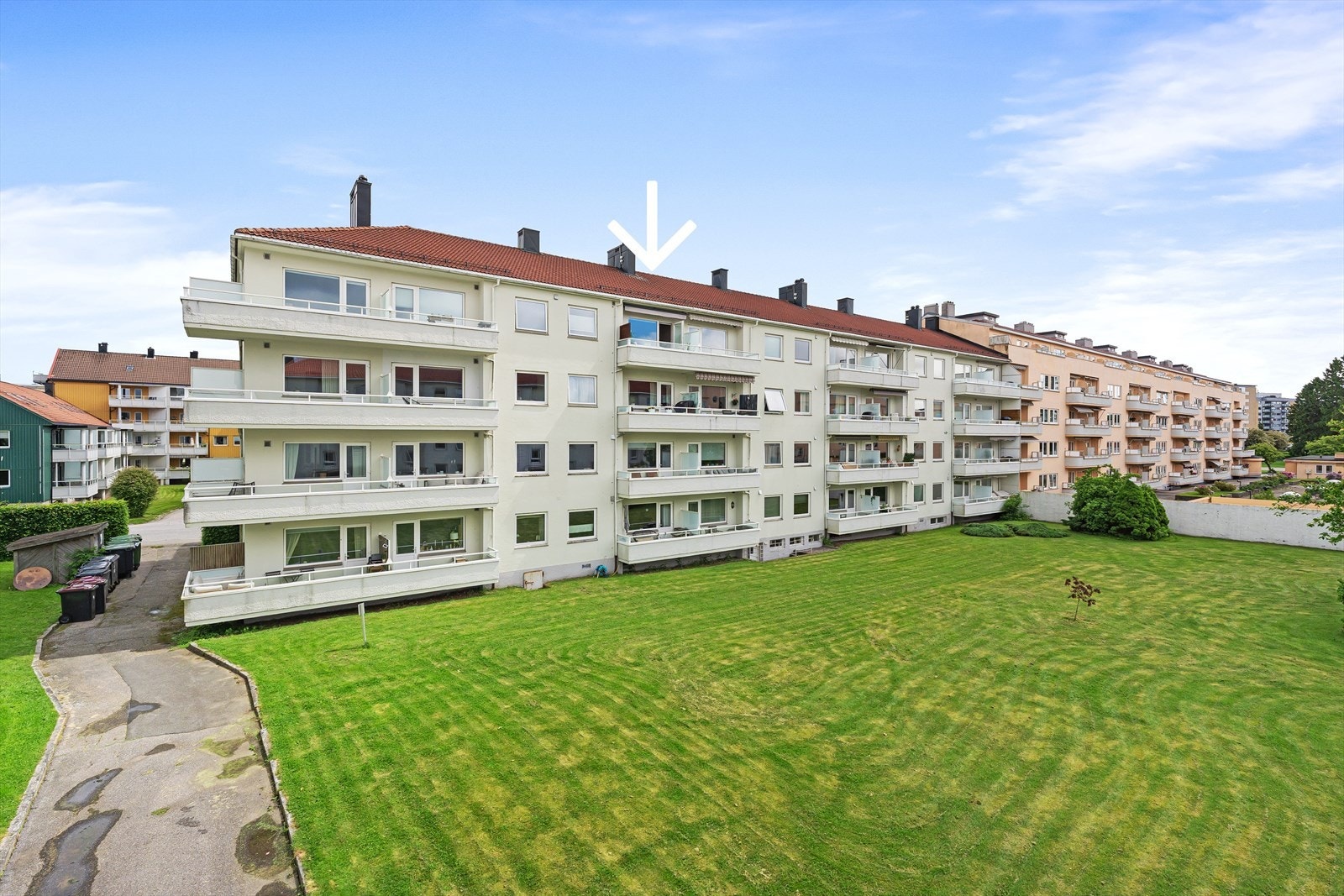 Leiligheten har en fantastisk beliggenhet i øverste etasje med gode solforhold! Fra leiligheten har du kort gangavstand til dagligvarebutikk (Coop Prix), samt til bakeri, fysio, lege mm. Galleribilde