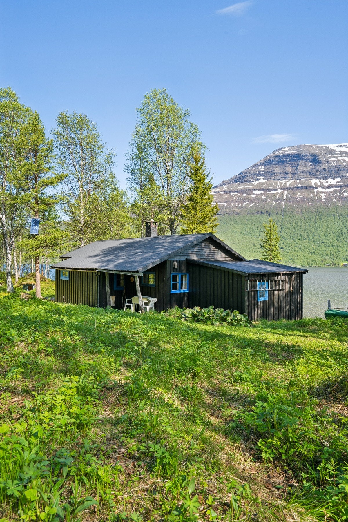 Hytta er oppført i 1964 med yttervegger i tre og salttak tekket med stålplater. Galleribilde