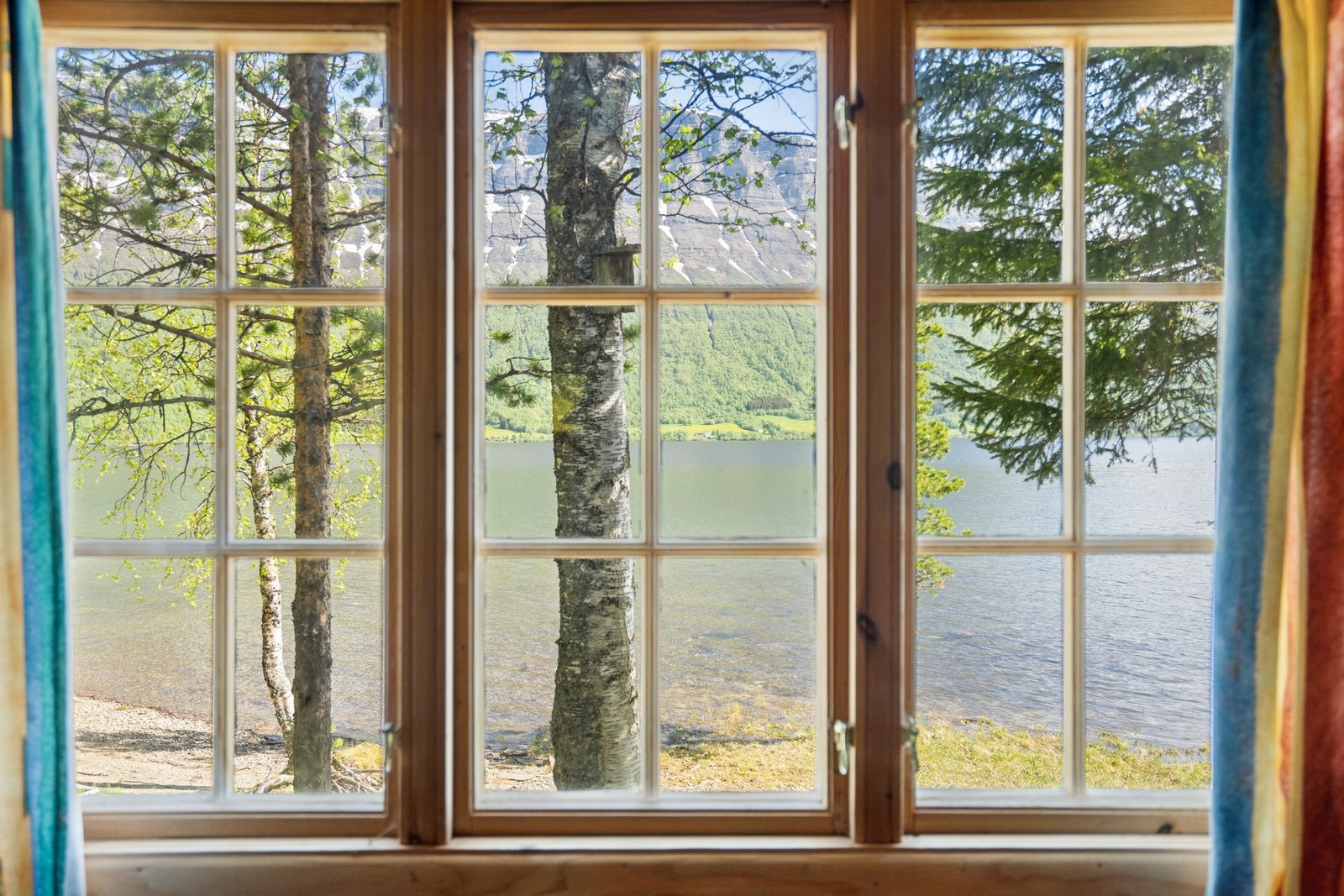 Fra vinduene har man direkte utsyn mot vannet og naturen. Galleribilde