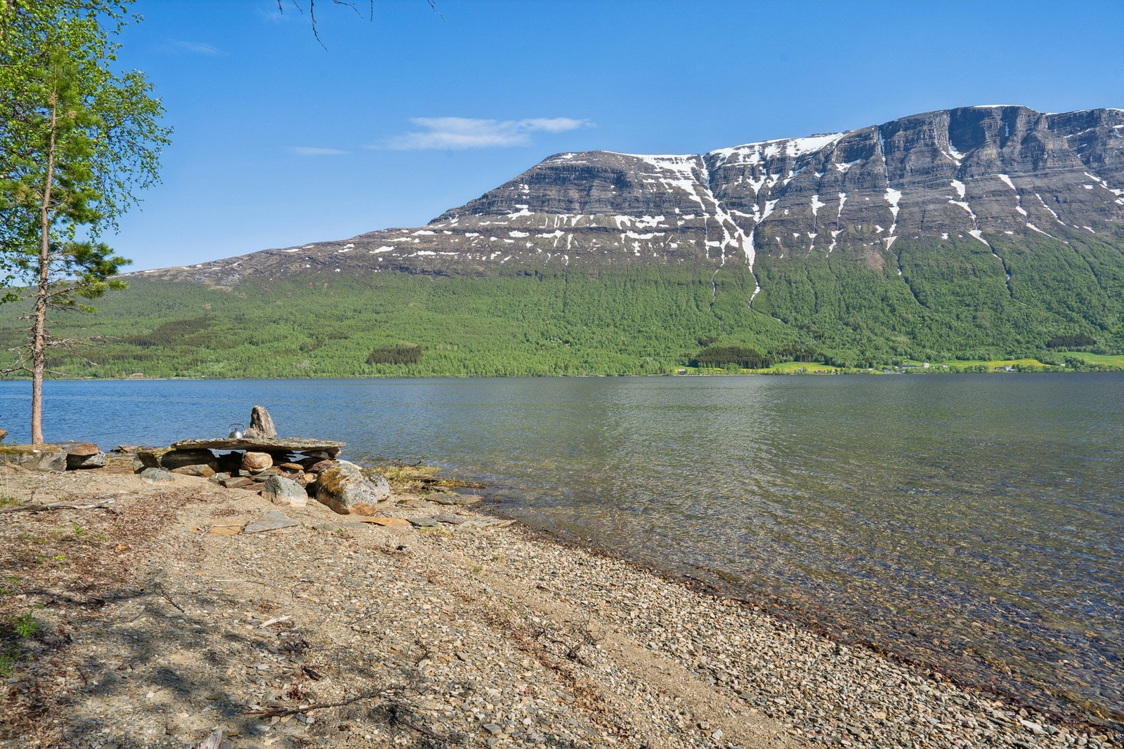 Rostadalen byr på aktiviteter året rundt, fra fiske og bading om sommeren til skiturer om vinteren. Galleribilde