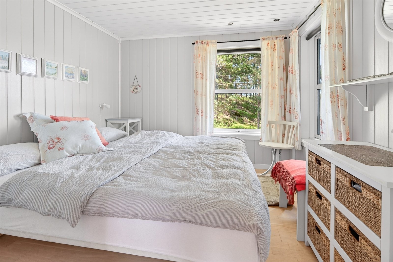 Lyst og trivelig hovedsoverom med parkett, panel og downlights i himling Galleribilde