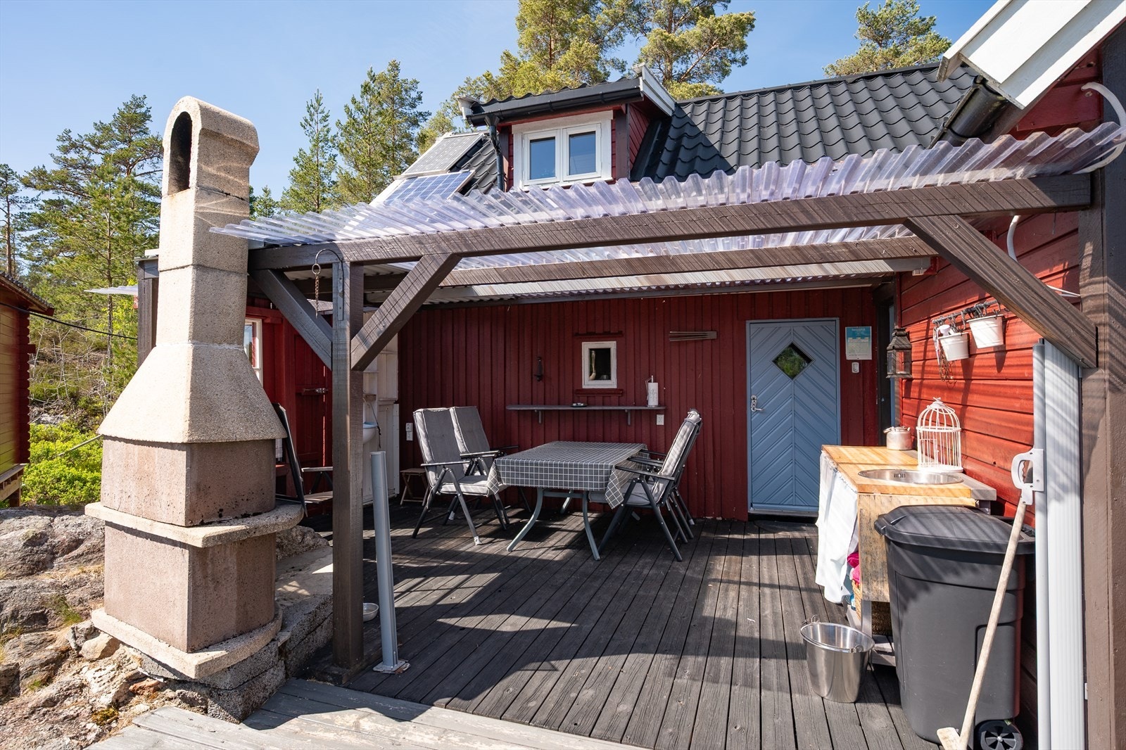 Skjermet del av terrassen har utepeis Galleribilde