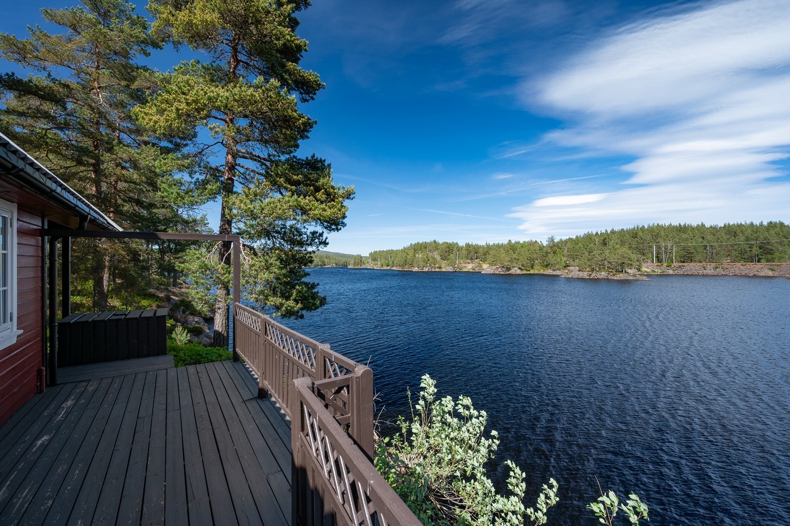 Østvendt del av terrassen med morgensol og vakker utsikt over vannet Galleribilde