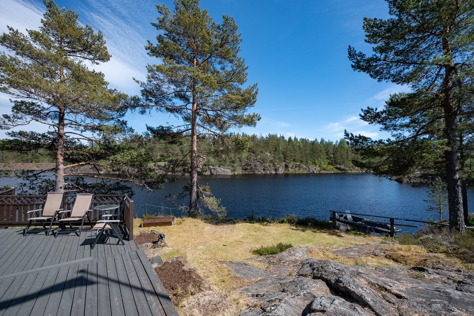 Båten fortøyes like nedenfor hytten Galleribilde