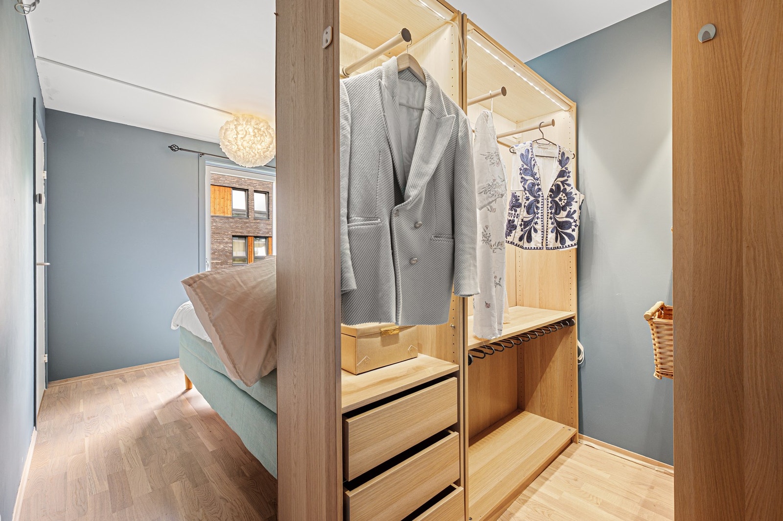 Soverommet er innredet med et praktisk garderobeskap som gir en walk-in-closet følelse. Galleribilde