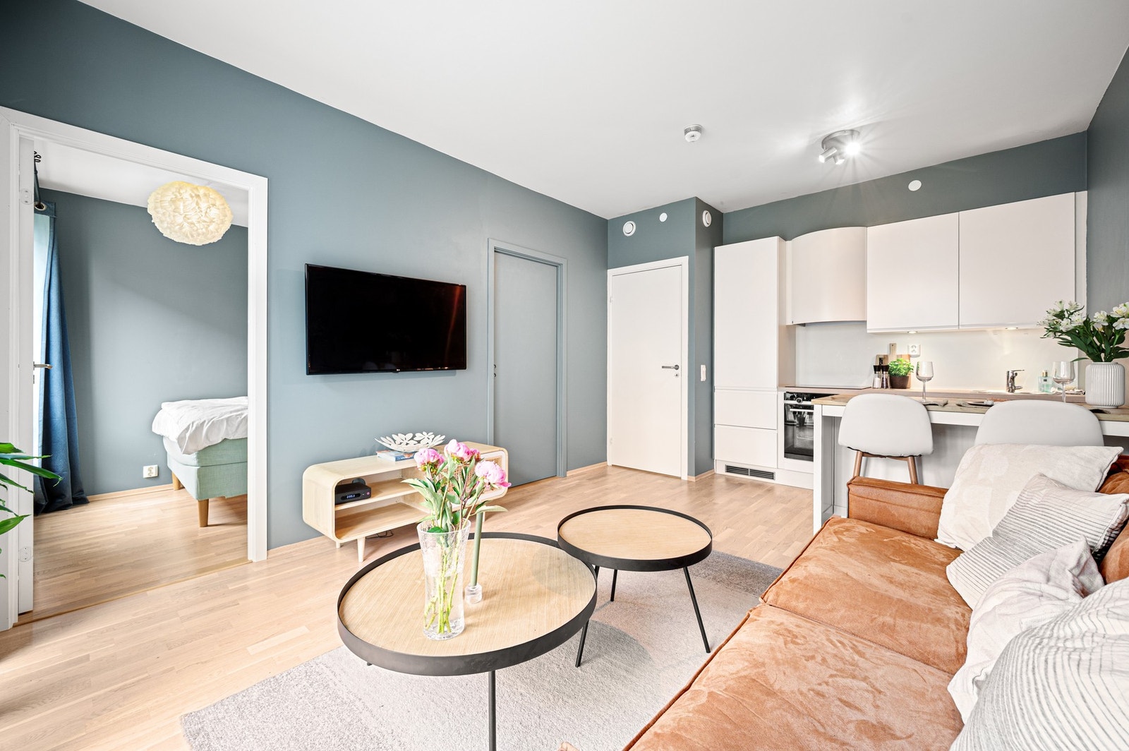 Leiligheten er malt i moderne farger og fremstår lys og innbydende. Galleribilde