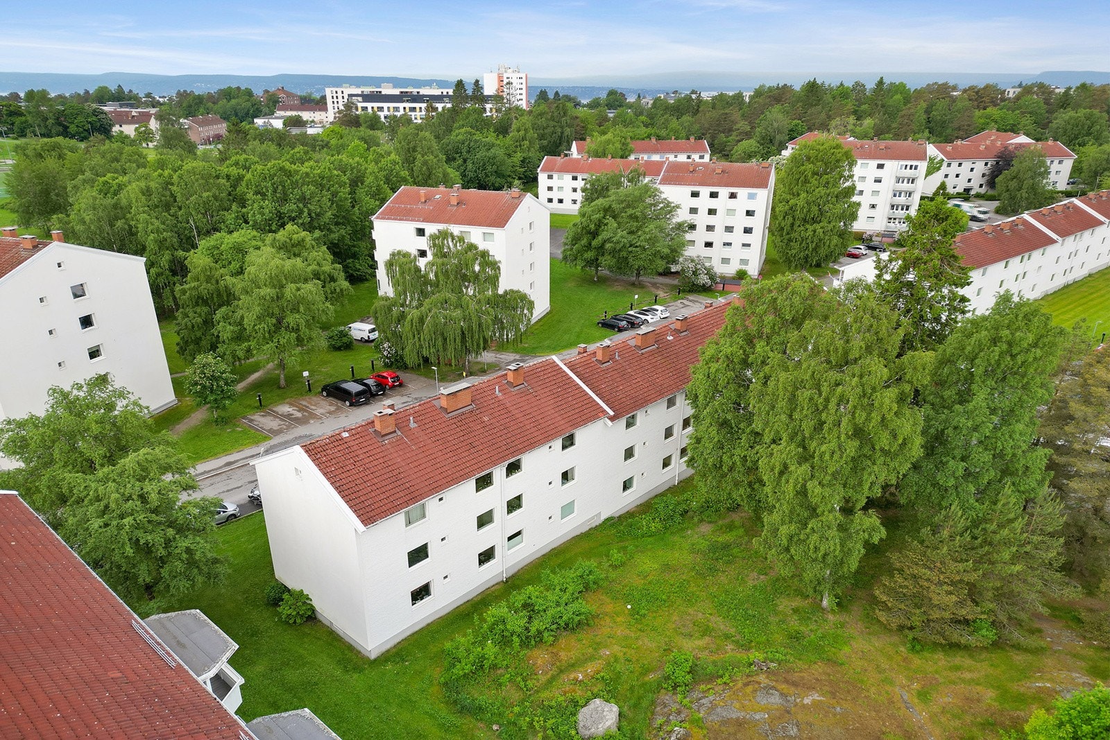 Her bor du i naturskjønne omgivelser, med grønne skoger og stier rett utenfor døren. Området byr på et rikt dyreliv og idylliske omgivelser som gjør det enkelt å koble av. Galleribilde