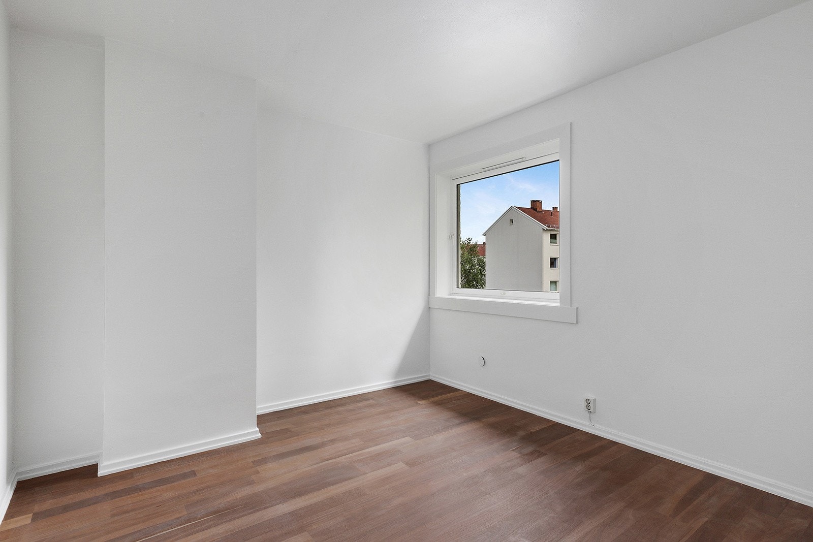 Det er plass til dobbeltseng og tilhørende møblement Galleribilde