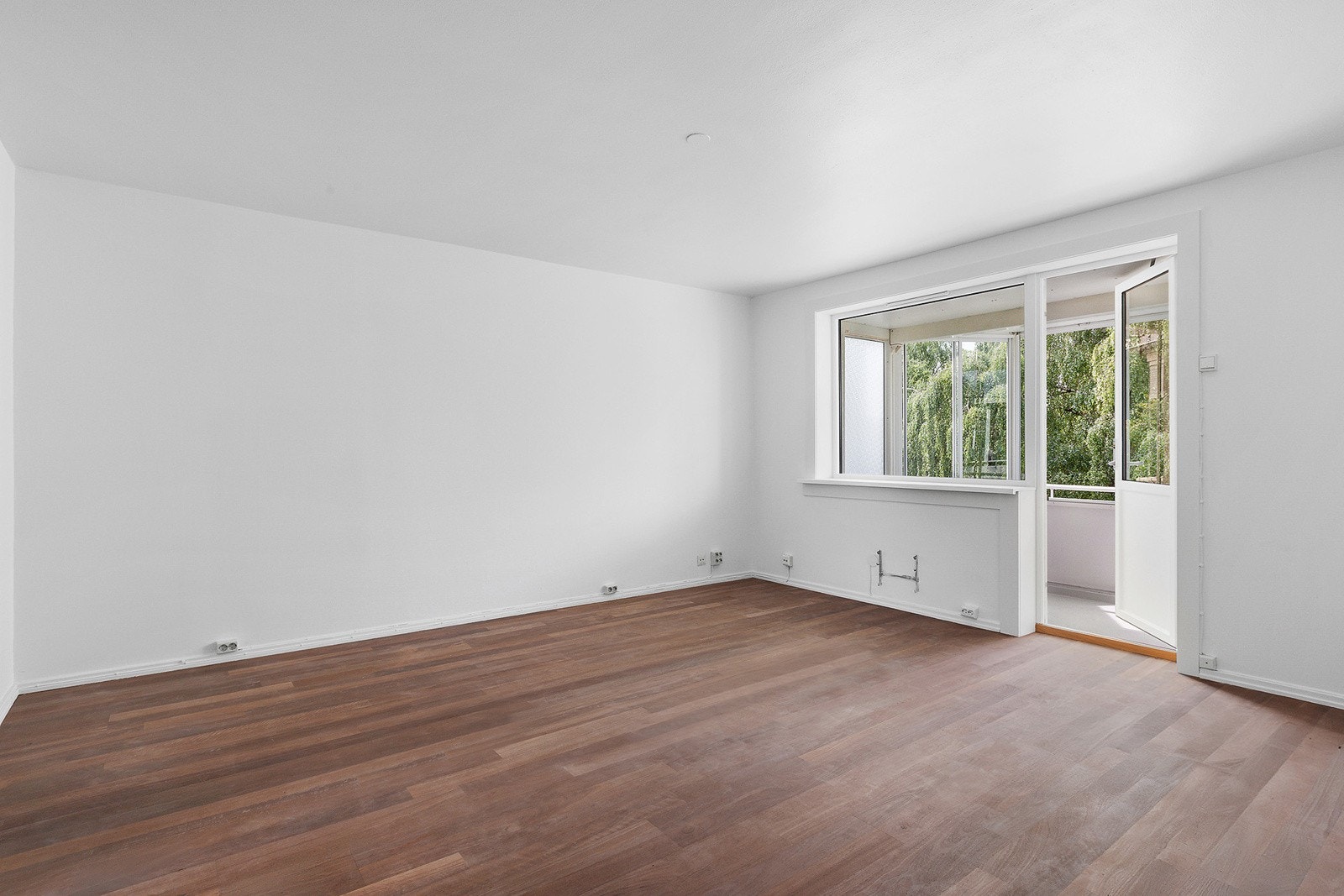 Stuen har store vindusflater og utgang til den innglassede balkongen. Galleribilde