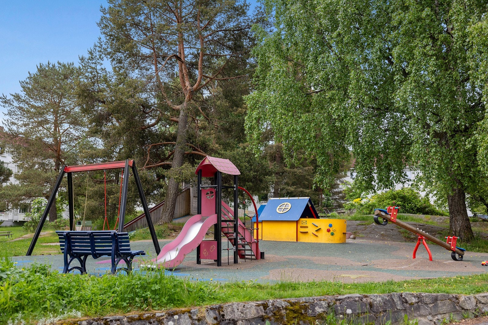 Borettslaget har hyggelige uteområder med lekeplass og grøntarealer. Galleribilde