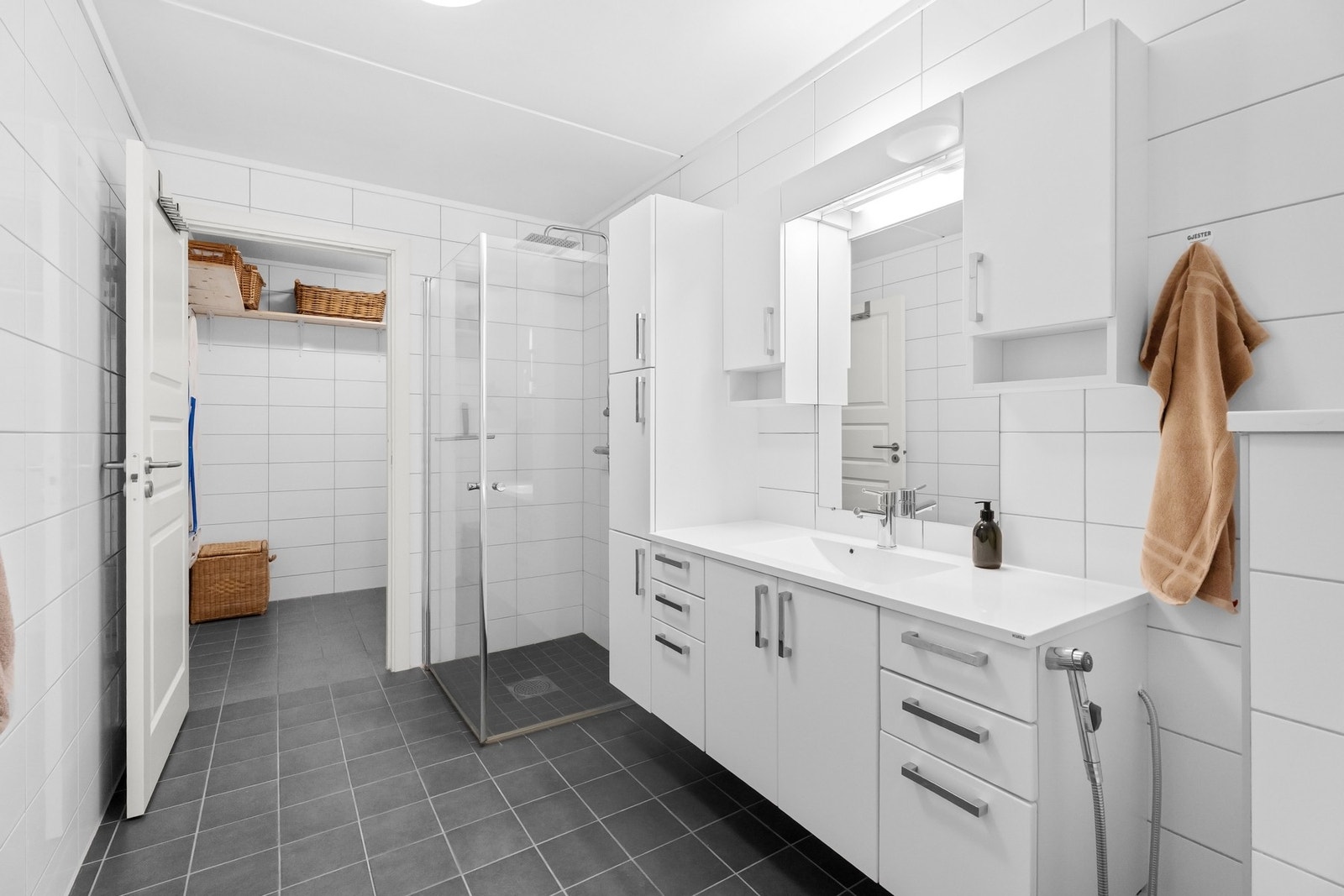 Badet har varmekabler i gulv, dusjhjørne med innsvingbare glassdører, tidløs baderomsinnredning, vegghengt toalett. Galleribilde