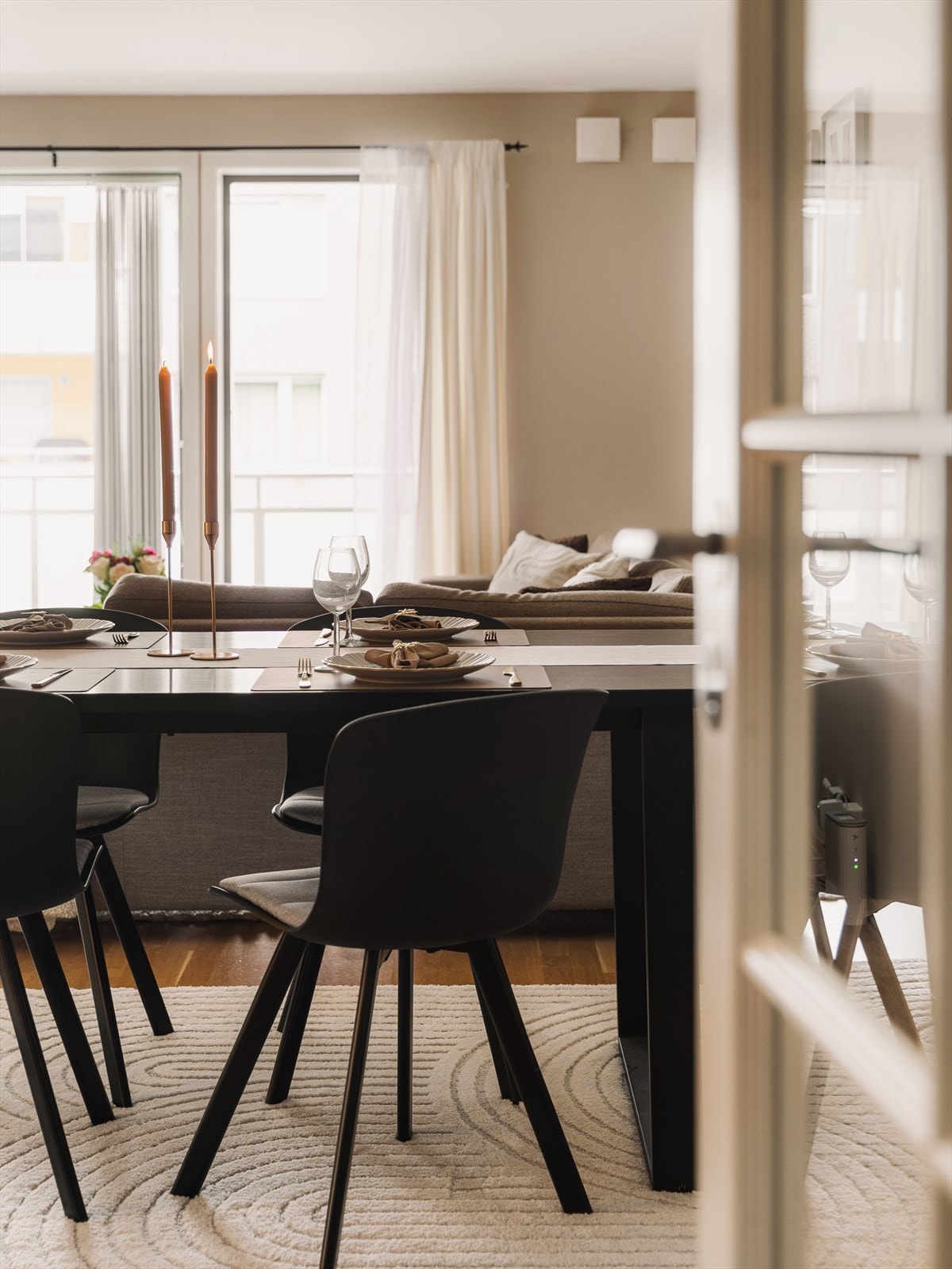Rommet har god plass til å møblere til større spisegruppe- perfekt for hyggelige sammenkomster. Galleribilde