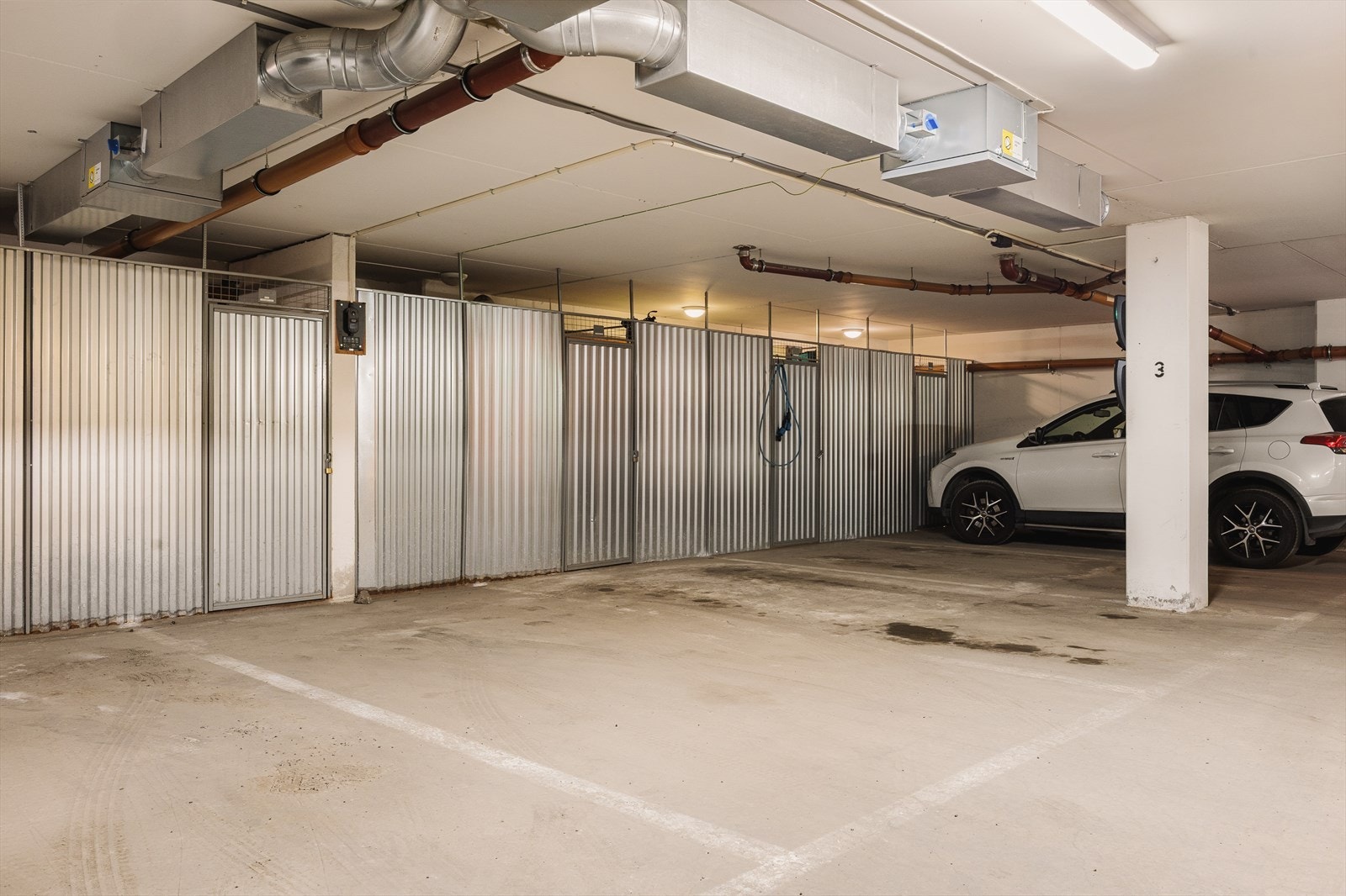 Det medfølger en parkeringsplass og ekstern bod. Galleribilde
