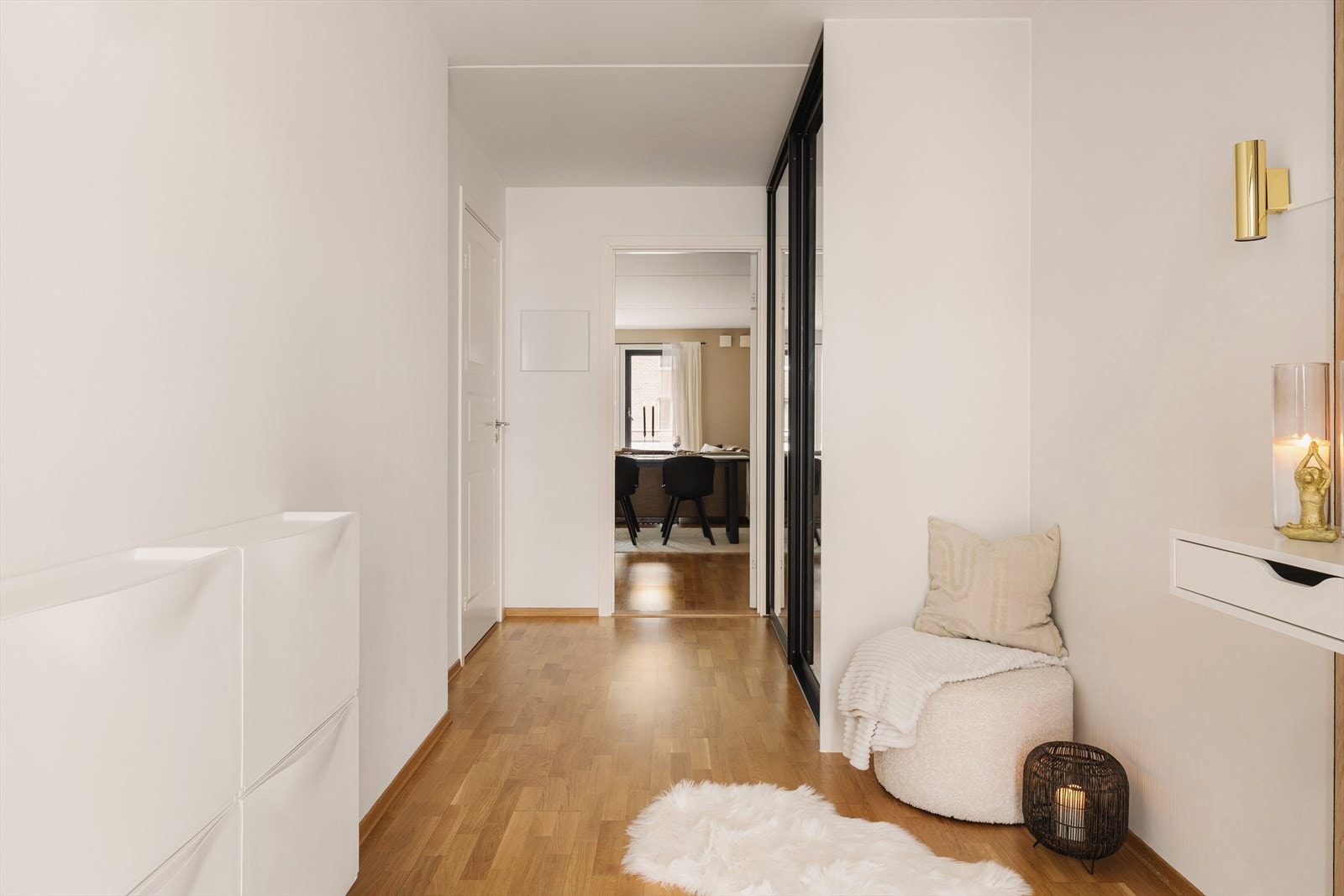 Entréen er lys med gode møbleringsmuligheter. Fra entréen har du adkomst til badet. Galleribilde