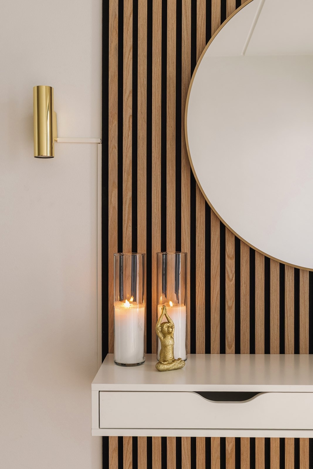 Her møter stil og praktiske løsninger hverandre, med en elegant spilevegg, belysning på begge sider, speil med integrert lys og en praktisk hylleløsning med skuffer. Galleribilde