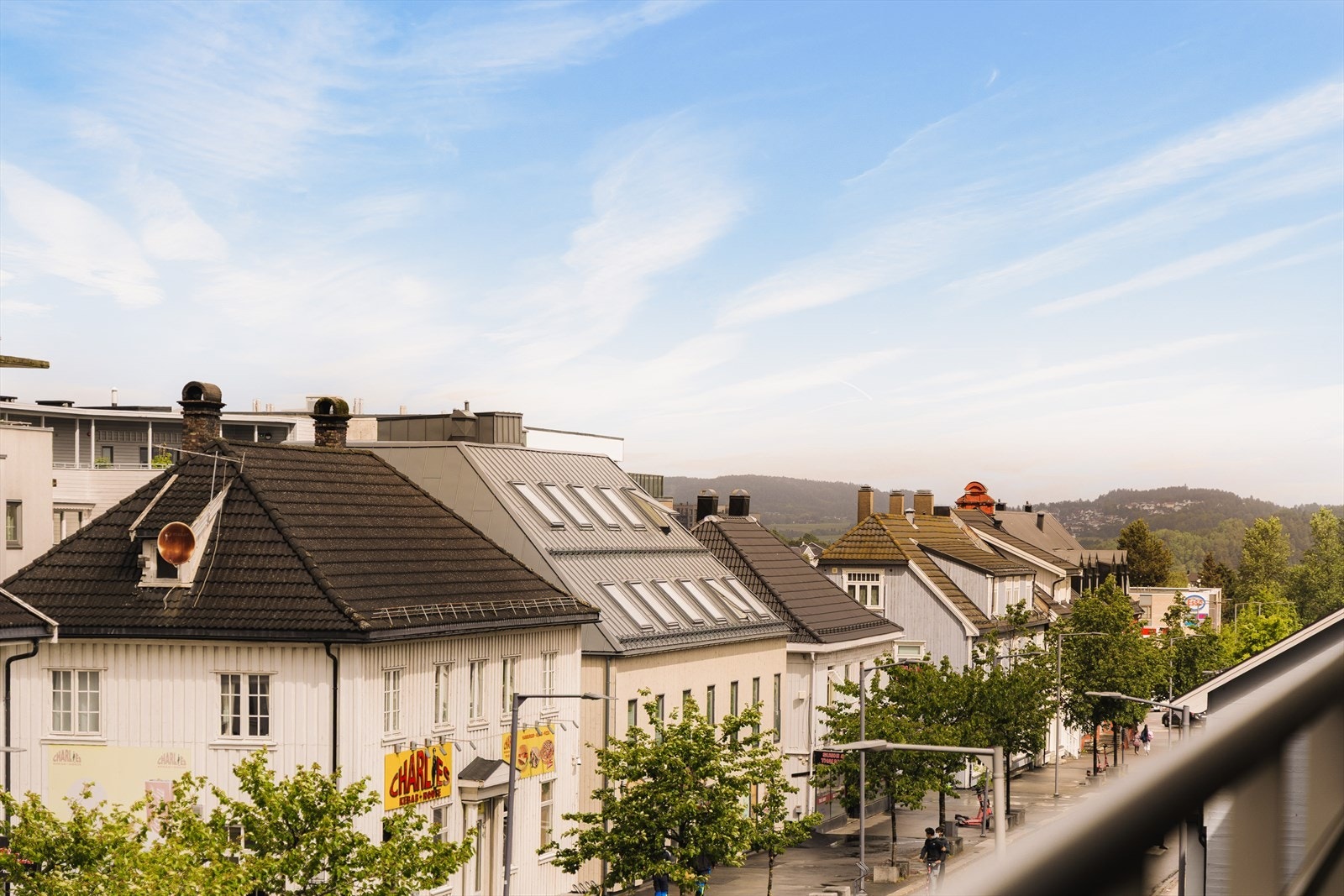 Fra balkongen har du fri utsikt over nærområdet, samtidig som man ligger tilbaketrukket og skjermet til. Galleribilde