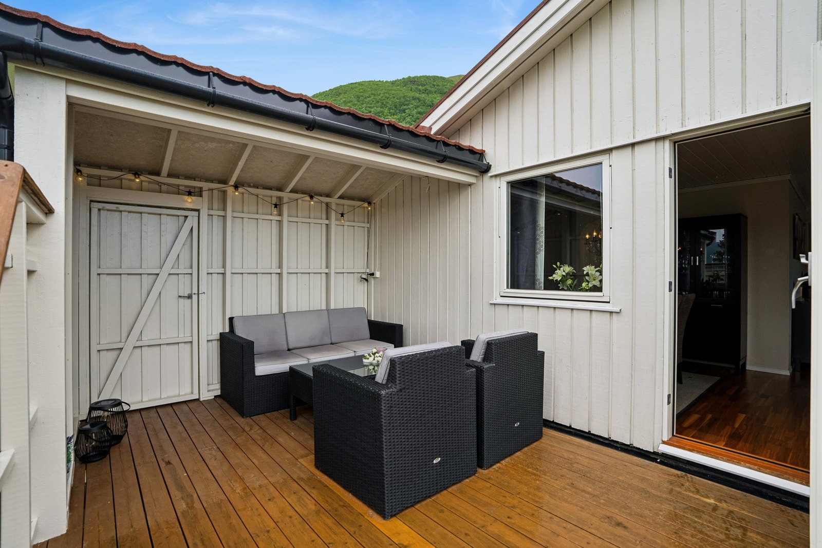 Trivelig veranda med plass til sittegruppe i skjermede omgivelser. Galleribilde