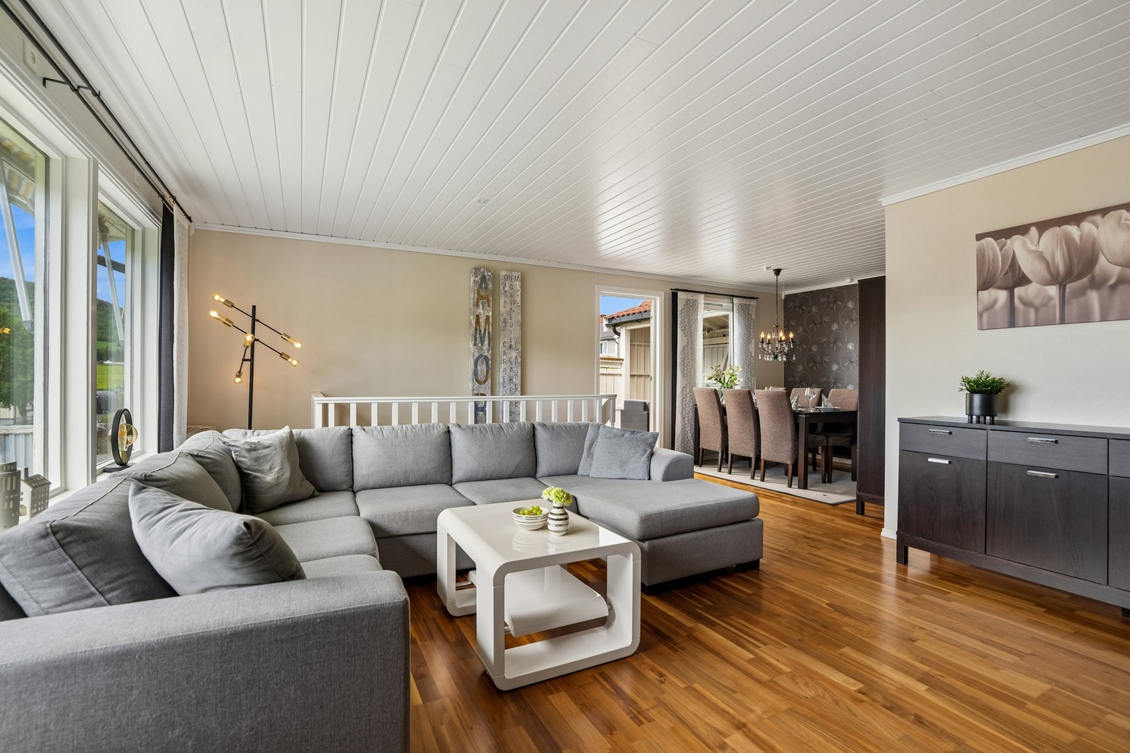 Stor og innbydende stue med god plass til både sofagruppe og spiseavdeling. Galleribilde