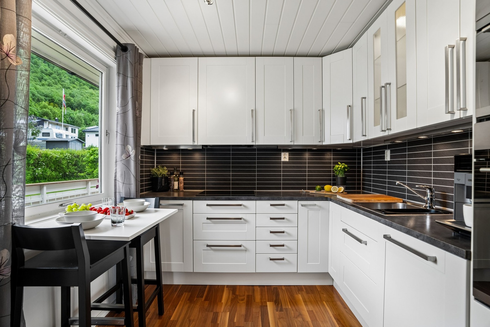 Kjøkkeninnredningen fra IKEA med profilerte fronter og
benkeplate i laminat. Galleribilde