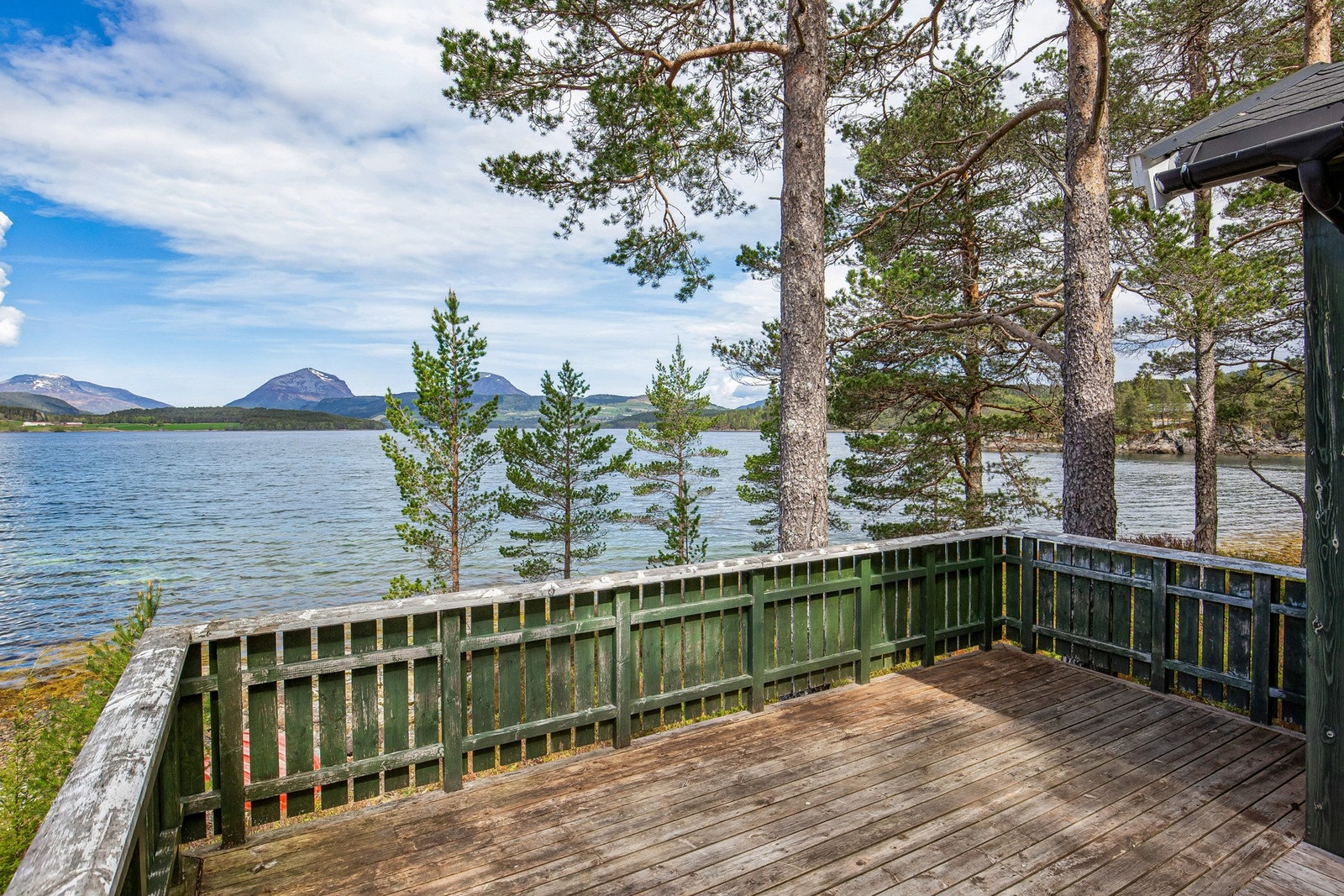 På terrassen nyter man gode solforhold og utsikt utover Skålvikfjorden Galleribilde