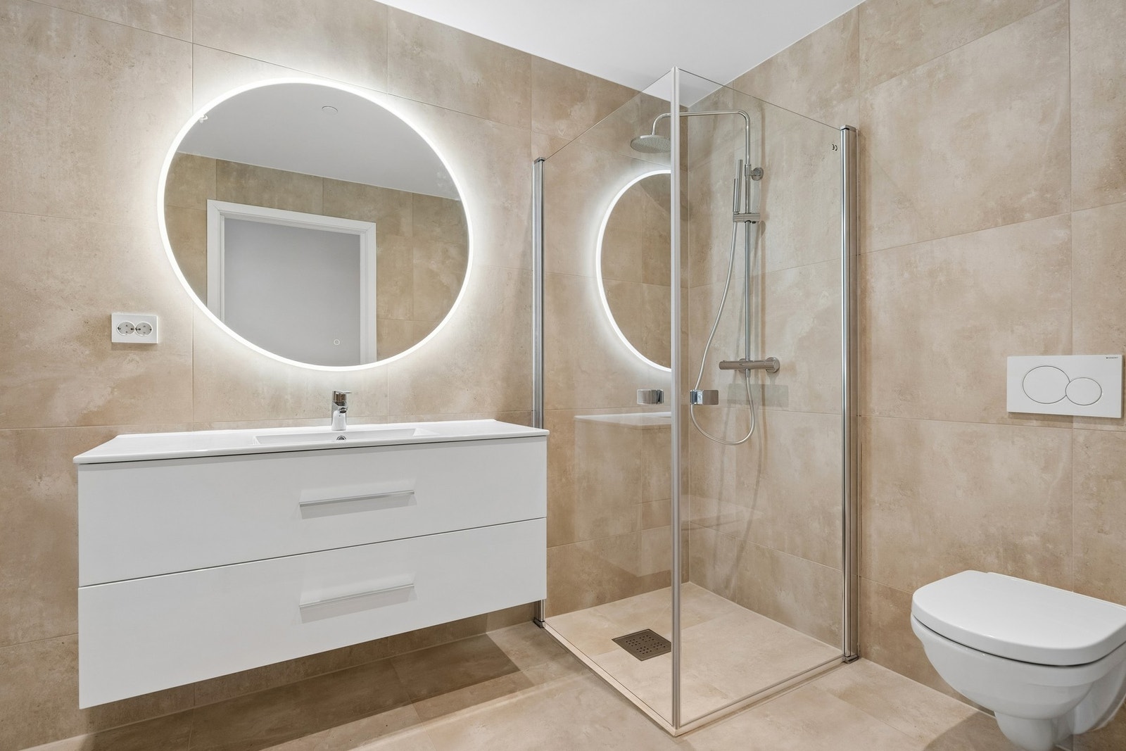 Badet er pent og har både dusj og opplegg til vaskemaskin og tørketrommel Galleribilde
