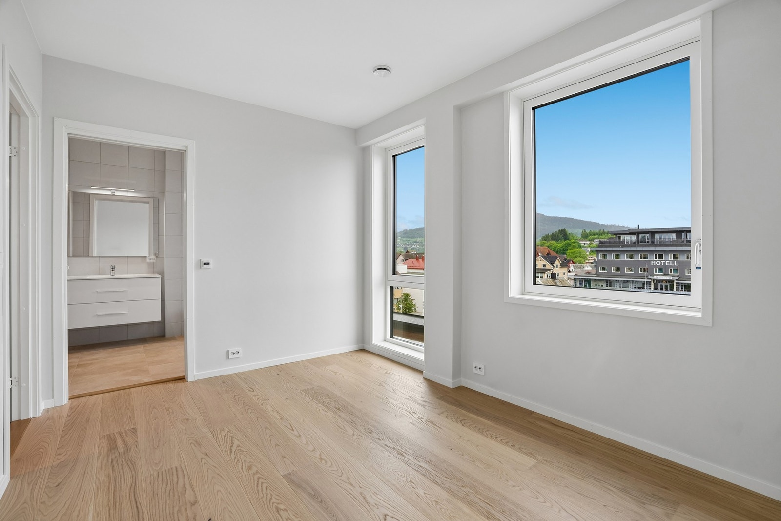 Hovedsoverommet er vendt mot nord og har eget bad og garderoberom/bod Galleribilde