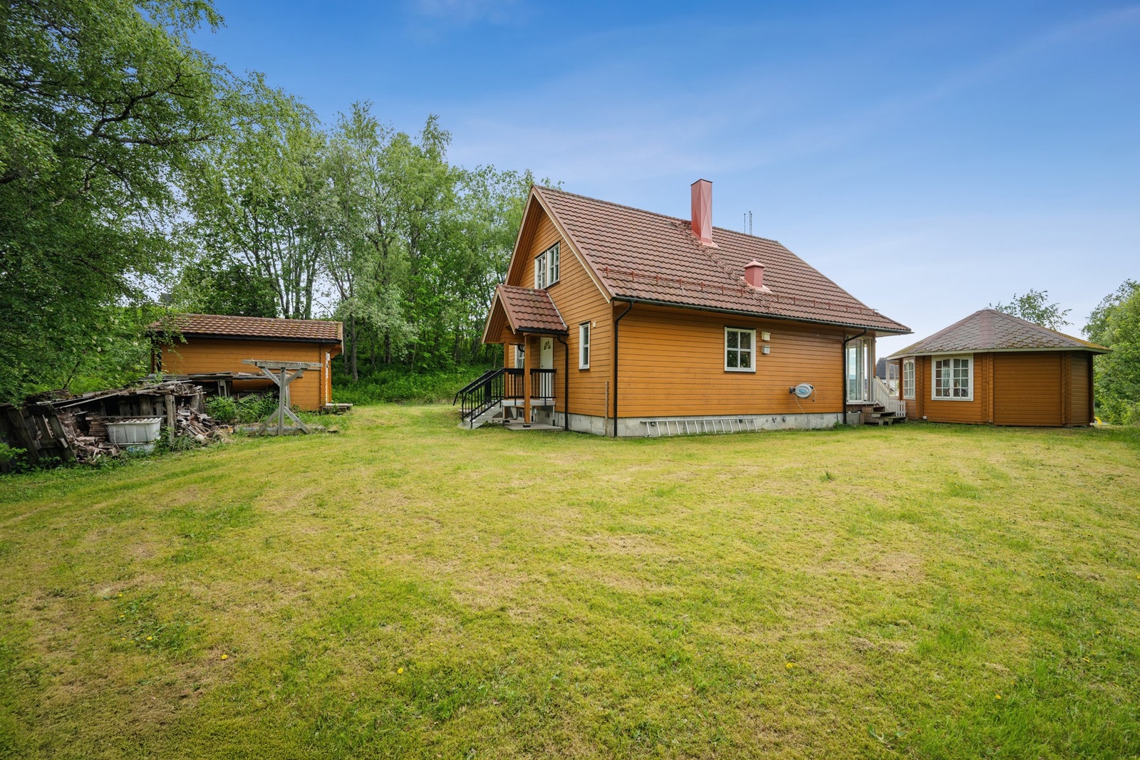 Eneboligen har liggende bordkledning som sist ble malt i 2015, og taket ble fornyet i 2011. Galleribilde