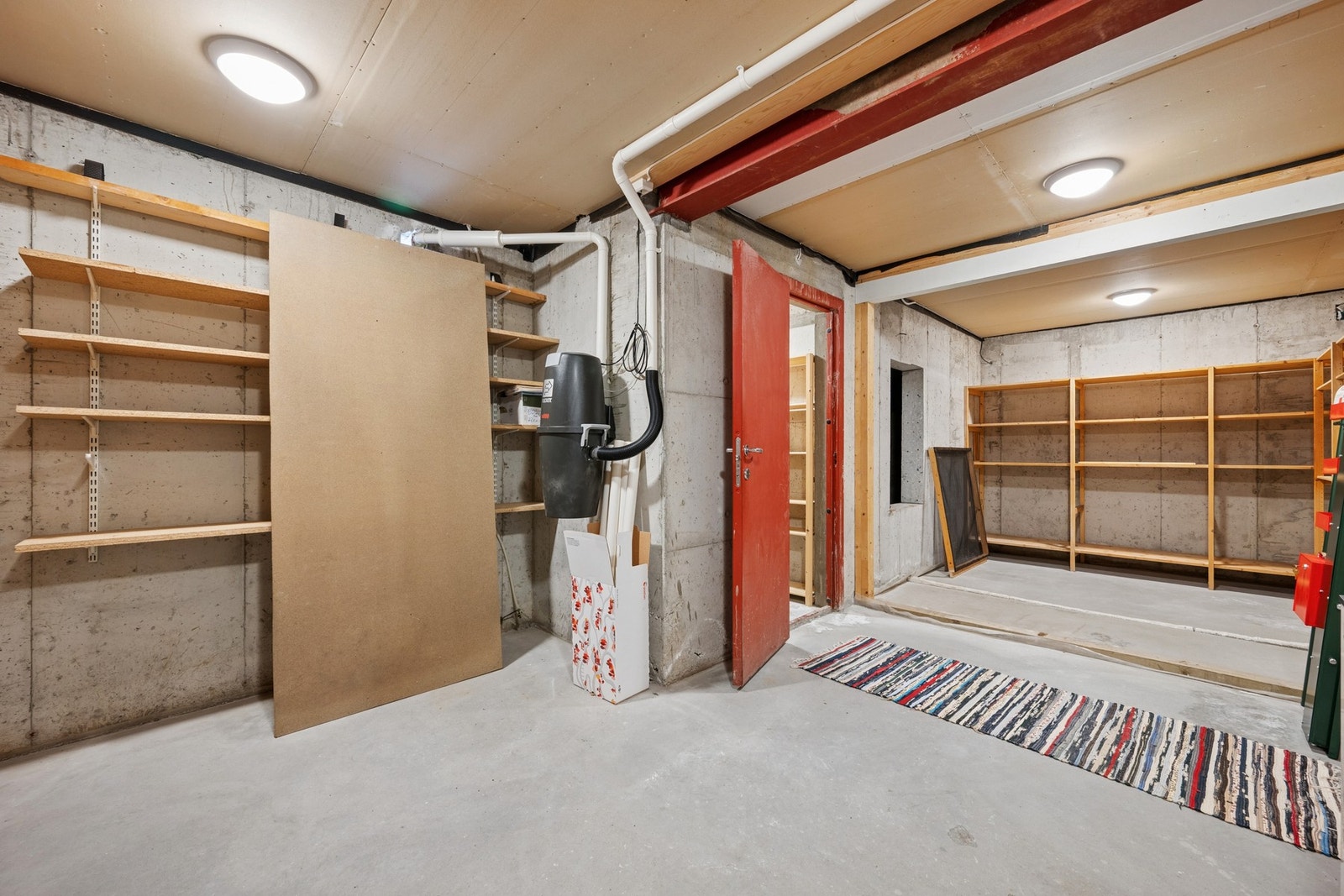 Kjelleren byr på rikelig med lagringsplass i flere boder og et stort, uinnredet kjellerrom. Galleribilde