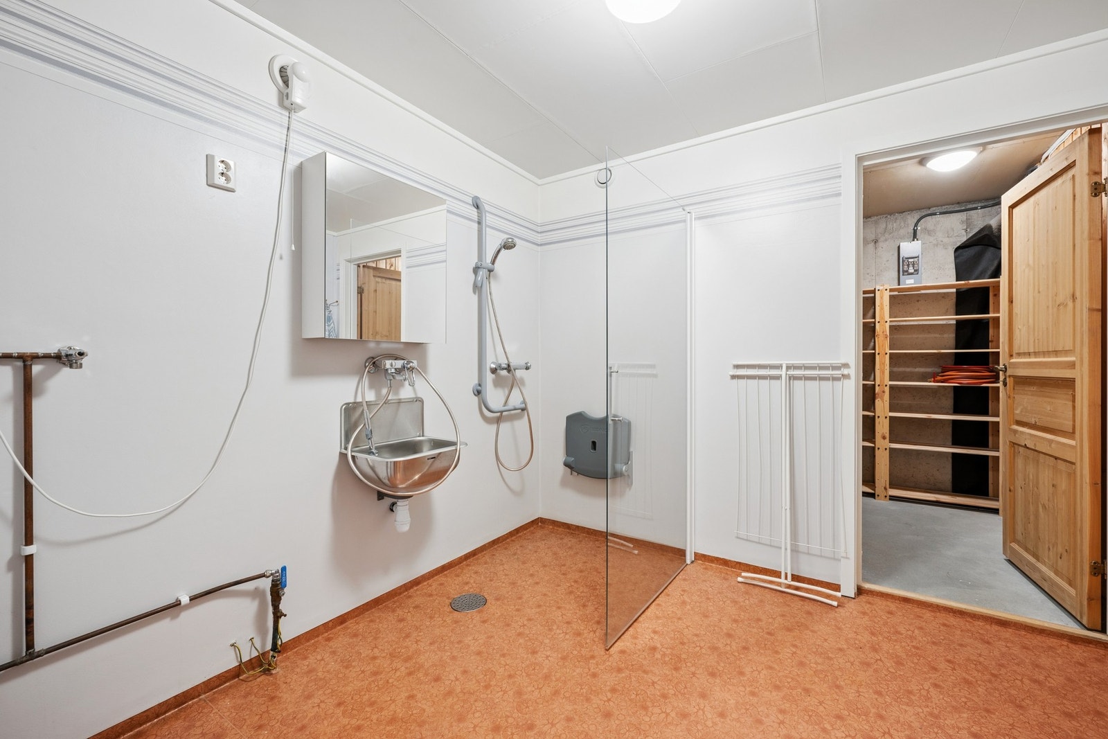 Praktisk vaskerom i kjelleren med toalett, åpen dusj og gulvvarme. Galleribilde