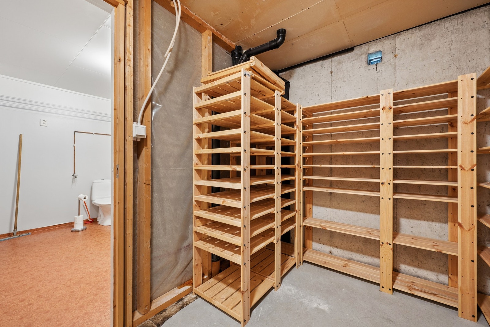 Gode lagringsmuligheter i kjelleren med tilgang til vaskerom. Galleribilde