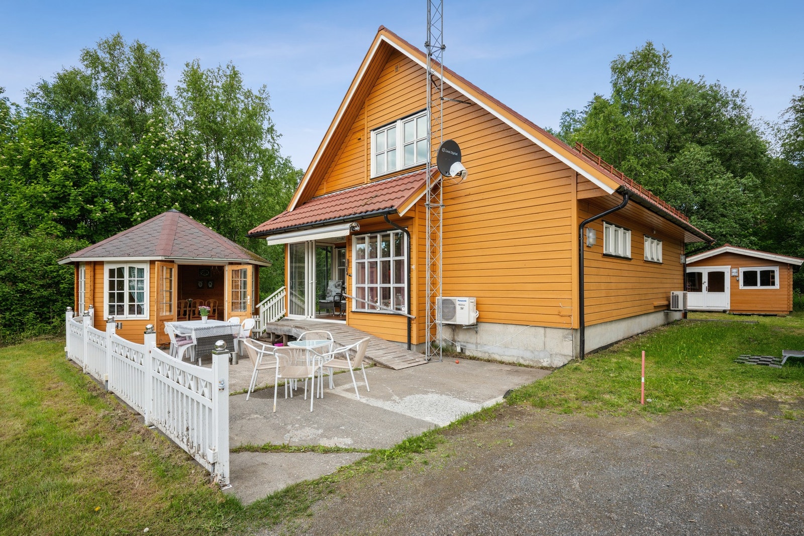 Uteplassen er støpt i betong og har god plass til sittegrupper. Galleribilde