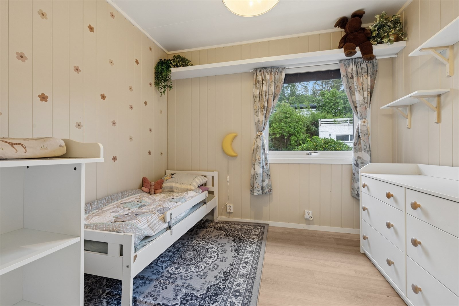 Lyst og hyggelig soverom med plass til seng og oppbevaringsmøblement. Rommet har lyse overflater, praktiske hyller og vindu som gir godt naturlig lysinnslipp. Galleribilde