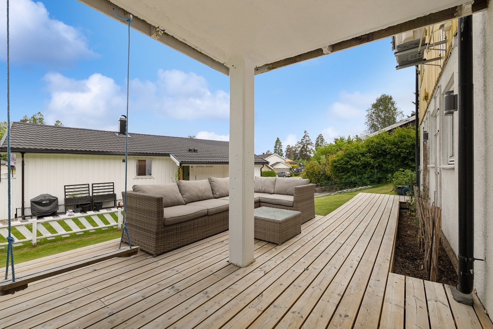 Terrasse med utgang fra underetasjen. Galleribilde